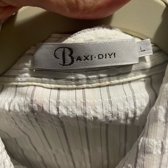 Baxi Diyi White striped button down shirt with tie up design on back size large - Picture 9 of 9